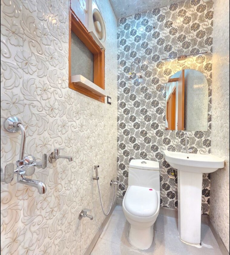 Bathroom, sector 12 pratap vihar 3 Bedroom 1100 Sq.Ft. Builder Floor In Sector 12 Pratap Vihar Ghaziabad 10556685