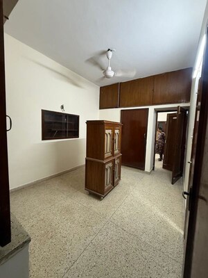 Room in 2 BHK Builder Floor at South Extension ii – for Rent