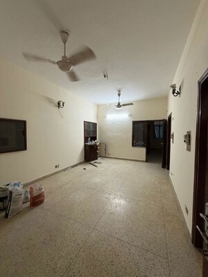 Room in 2 BHK Builder Floor at South Extension ii – for Rent