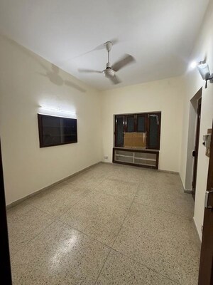 Room in 2 BHK Builder Floor at South Extension ii – for Rent