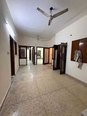 Room in 2 BHK Builder Floor at South Extension ii – for Rent