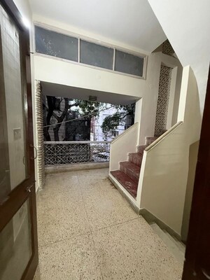 Balcony in 2 BHK Builder Floor at South Extension ii – for Rent