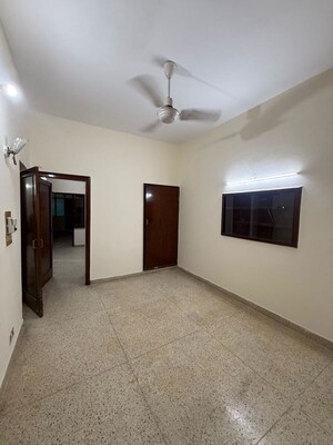 Room in 2 BHK Builder Floor at South Extension ii – for Rent