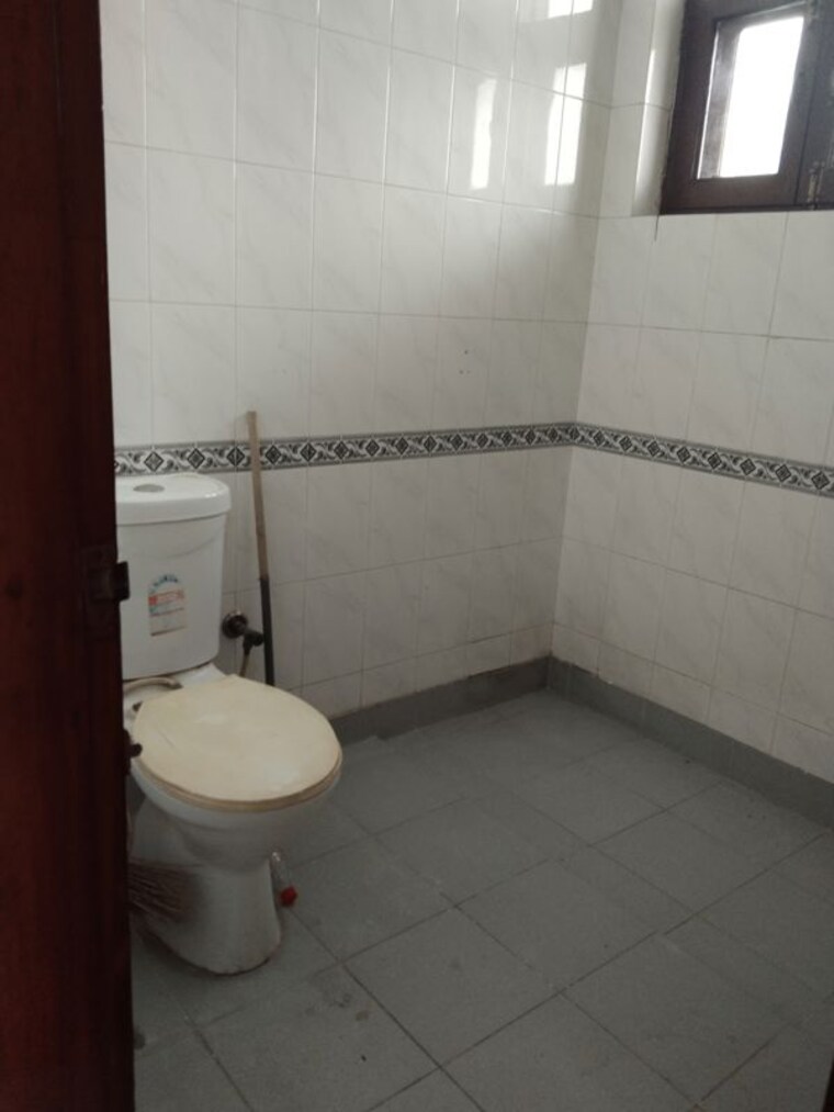 Bathroom, sector 23 3 Bedroom 2000 Sq.Ft. Villa In Sector 23 Gurgaon 10556793