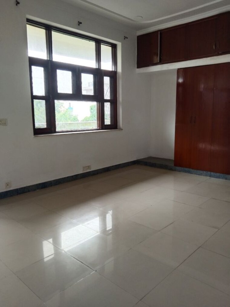Room, sector 23 3 Bedroom 2000 Sq.Ft. Villa In Sector 23 Gurgaon 10556793