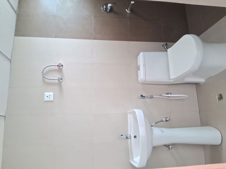 Bathroom, jyoti-super-the-hub Studio 725 Sq.Ft. Apartment In Raj Nagar Extension Ghaziabad 10556783