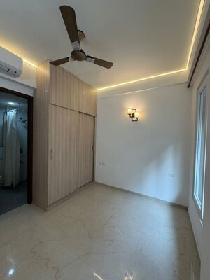 Room in 3 BHK Apartment at Smart World Orchard, Sector 61 – for Rent