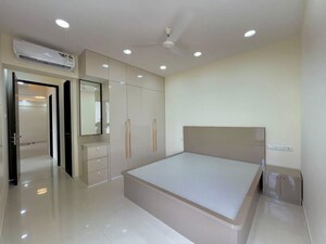 Room in 3 BHK Apartment at Sheth Zuri, Laxmi Nagar – for Rent