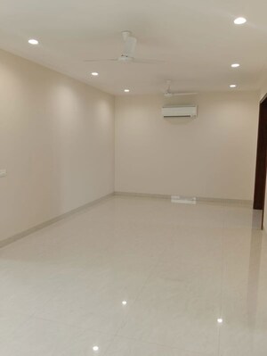 Room in 4 BHK Builder Floor at Sector 11 – for Rent