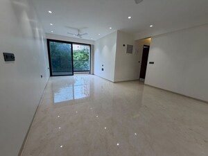 Room in 3 BHK Apartment at MS Gateway, Juhu Road – for Rent
