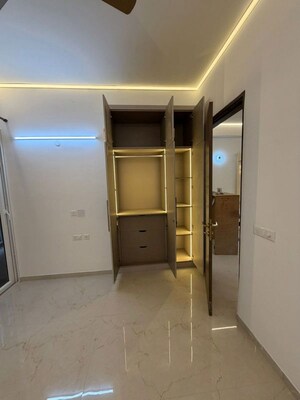 Furnished Amenities in 3 BHK Apartment at Smart World Orchard, Sector 61 – for Rent
