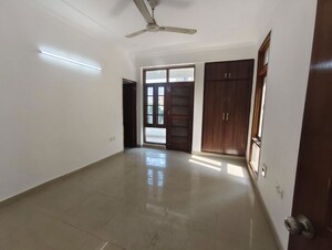 Room in 3 BHK Builder Floor at Sector 21 – for Rent