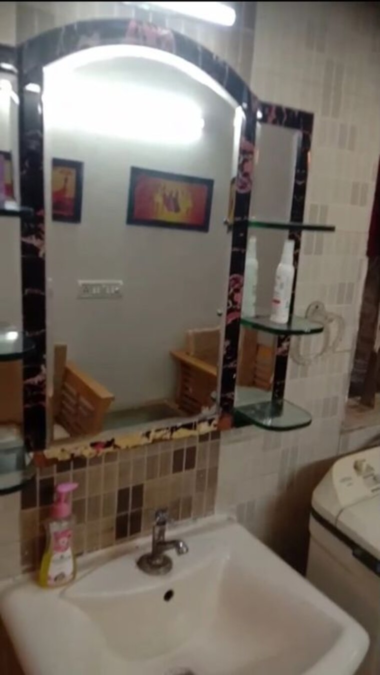 Washroom, lajpat nagar i 2 Bedroom 900 Sq.Ft. Builder Floor In Lajpat Nagar I Delhi 10557044