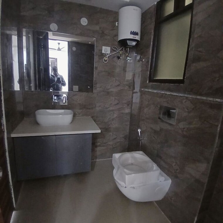 Bathroom, sector 23 3 Bedroom 1520 Sq.Ft. Builder Floor In Sector 23 Gurgaon 10557087