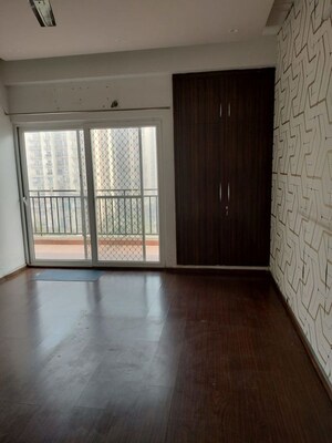 Room in 3.5 BHK Apartment at Mahagun Moderne, Sector 78 – for Rent
