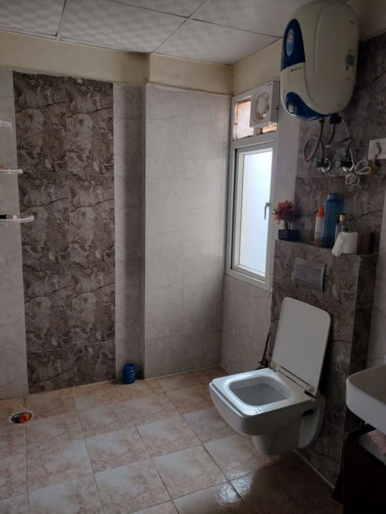 Bathroom, mahagun-moderne 3.5 Bedroom 1900 Sq.Ft. Apartment In Sector 78 Noida 10557082