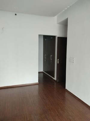 Room in 3.5 BHK Apartment at Mahagun Moderne, Sector 78 – for Rent