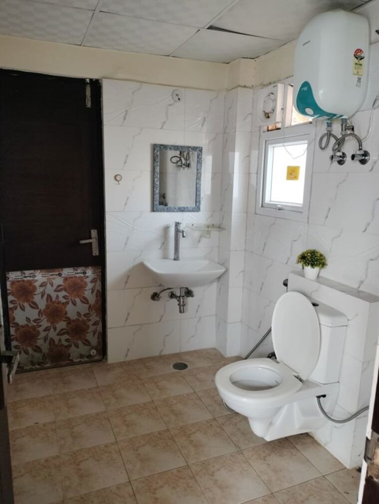 Bathroom, mahagun-moderne 3.5 Bedroom 1900 Sq.Ft. Apartment In Sector 78 Noida 10557082