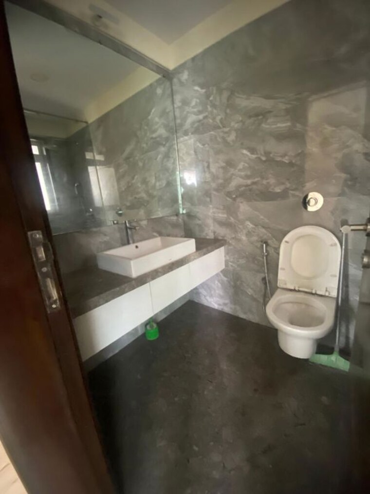 Bathroom, khar west 2 Bedroom 729 Sq.Ft. Apartment In Khar West Mumbai 10557079