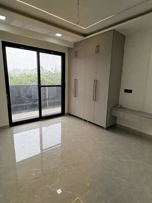 Room in 3 BHK Builder Floor at Sector 21 – for Rent