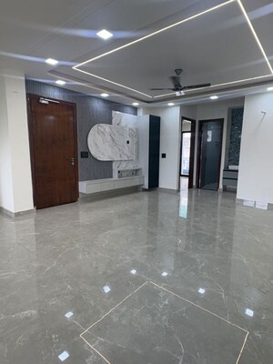 Room in 3 BHK Builder Floor at Sector 21 – for Rent