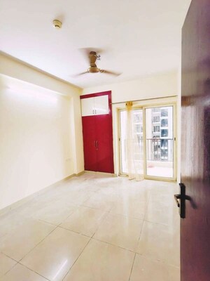 Room in 3 BHK Apartment at Trident Embassy, Sector 1 Greater Noida – for Rent