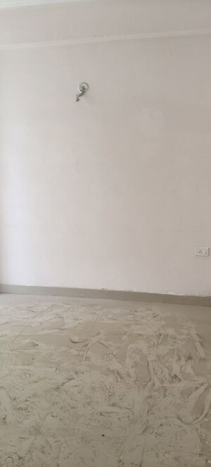Room in 3 BHK Apartment at Amrapali Kingswood, Sector 4 Greater Noida – for Sale