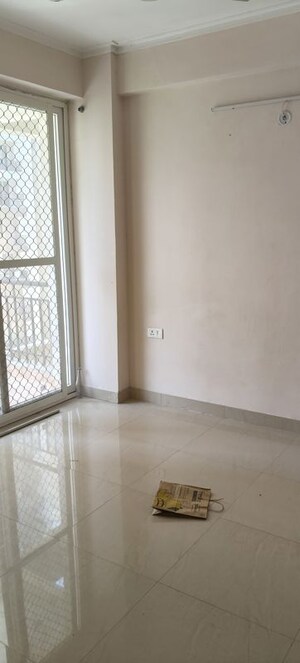 Room in 3 BHK Apartment at Amrapali Kingswood, Sector 4 Greater Noida – for Sale