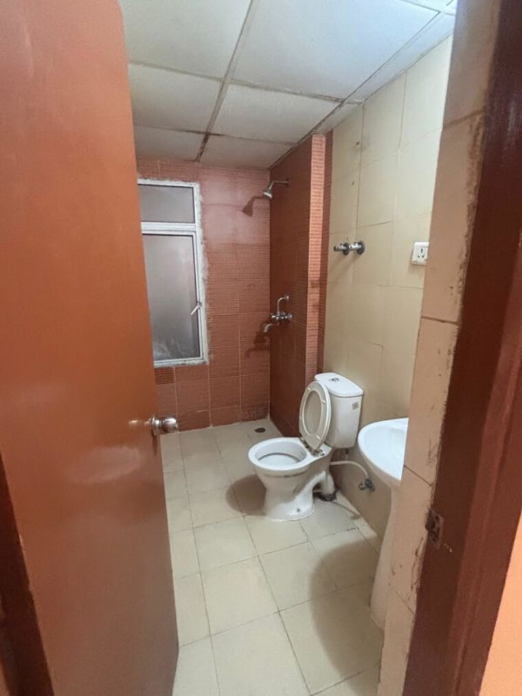 Bathroom, mahagun-my-woods 2.5 Bedroom 1100 Sq.Ft. Apartment In Sector 16c Greater Noida Greater Noida 10557316