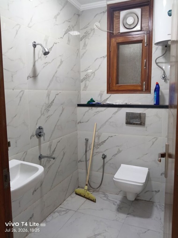Bathroom, panchsheel vihar 2 Bedroom 70 Sq.Yd. Builder Floor In Panchsheel Vihar Delhi 10557329