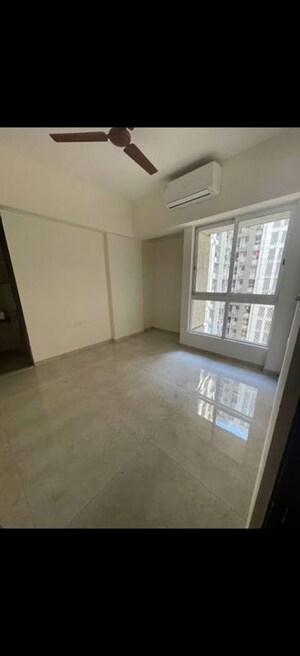 Room in 1.5 BHK Apartment at Lodha Amara, Kolshet Road – for Rent