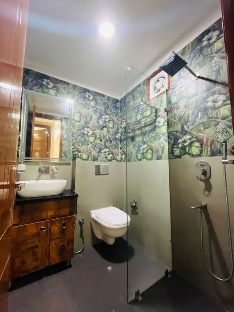 Bathroom, vasant kunj 3 Bedroom 1400 Sq.Ft. Builder Floor In Vasant Kunj Delhi 10557358