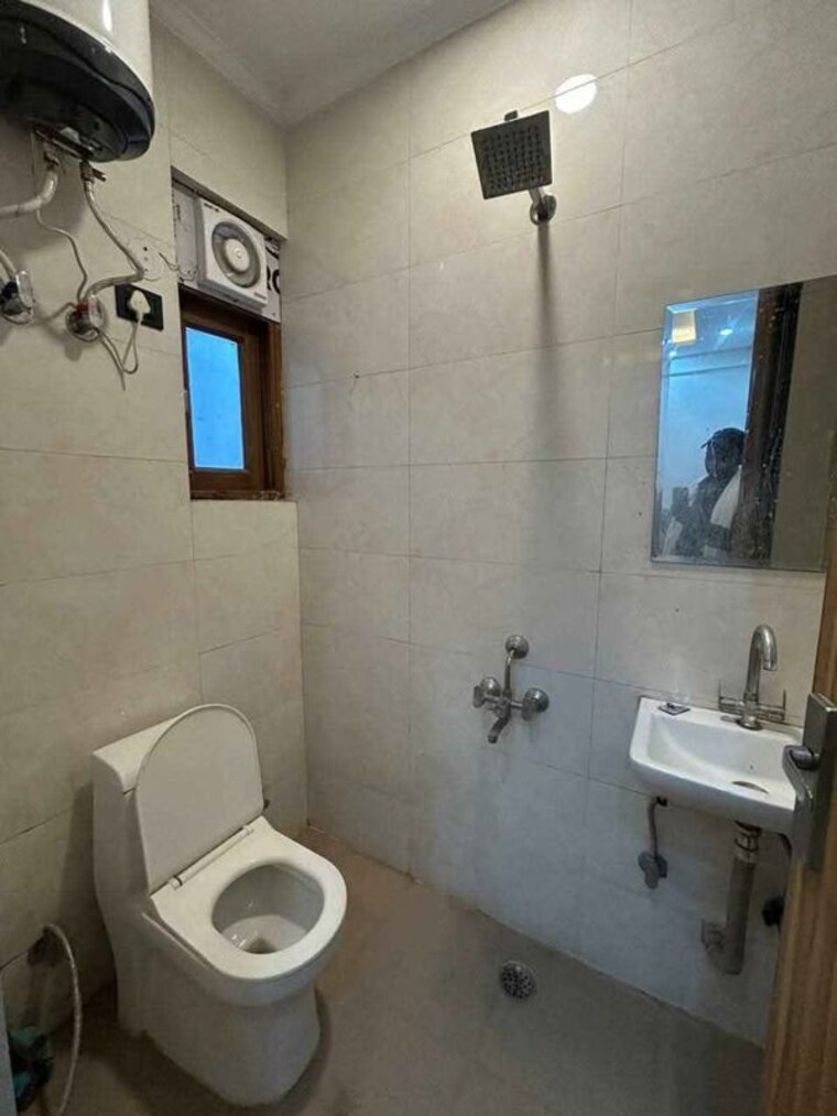 Bathroom, neb sarai 1 Bedroom 450 Sq.Ft. Builder Floor In Neb Sarai Delhi 10557403