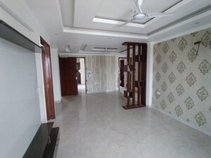 Room in 3 BHK Apartment at Sushant Lok 3, Sector 57 – for Rent