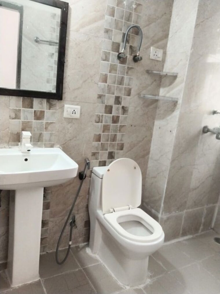 Bathroom, aims-golf-city 2 Bedroom 950 Sq.Ft. Apartment In Sector 75 Noida 10557537