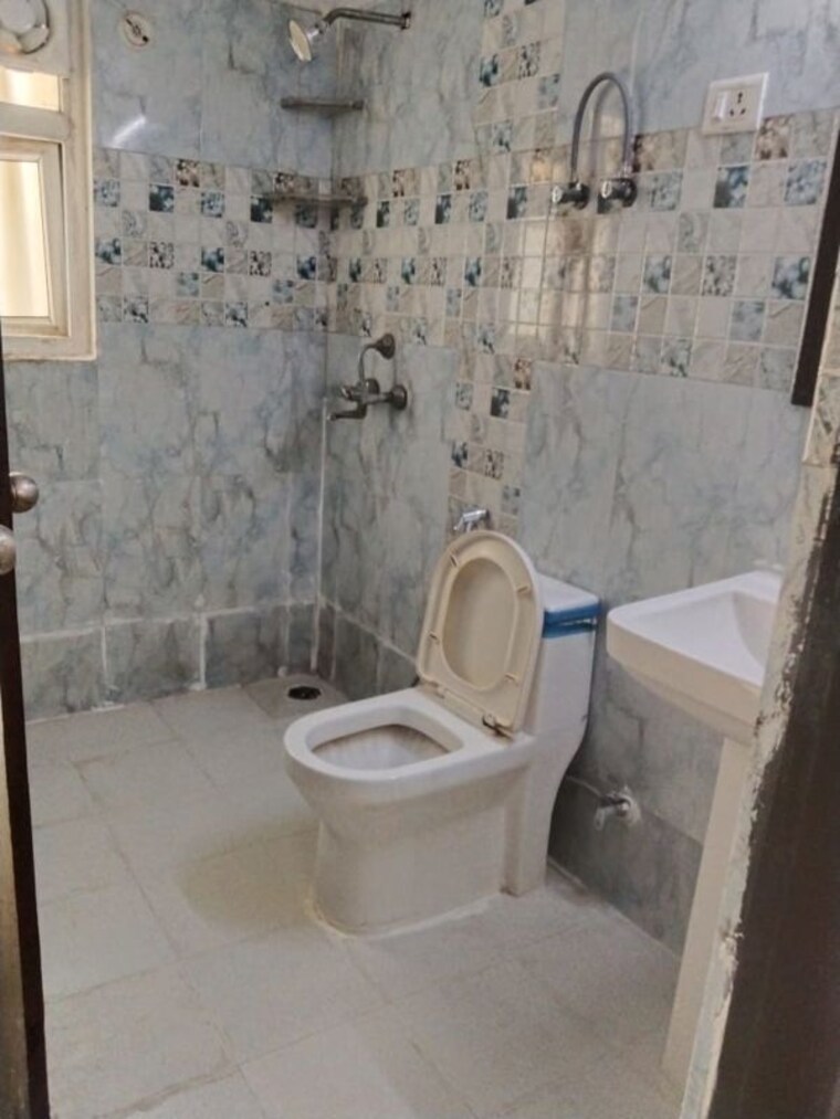 Bathroom, aims-golf-city 2 Bedroom 950 Sq.Ft. Apartment In Sector 75 Noida 10557537