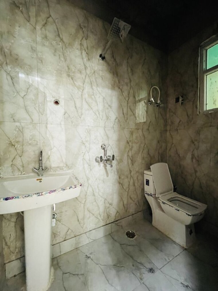 Bathroom, sector 73 2 Bedroom 1000 Sq.Ft. Builder Floor In Sector 73 Noida 10557638