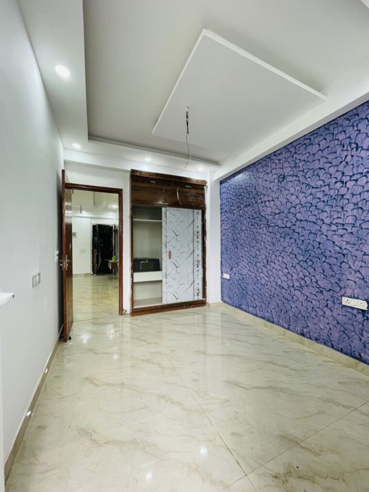 Room, sector 73 2 Bedroom 1000 Sq.Ft. Builder Floor In Sector 73 Noida 10557638