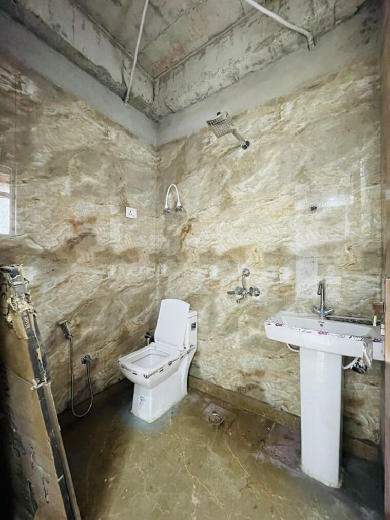 Bathroom, sector 73 2 Bedroom 1000 Sq.Ft. Builder Floor In Sector 73 Noida 10557638