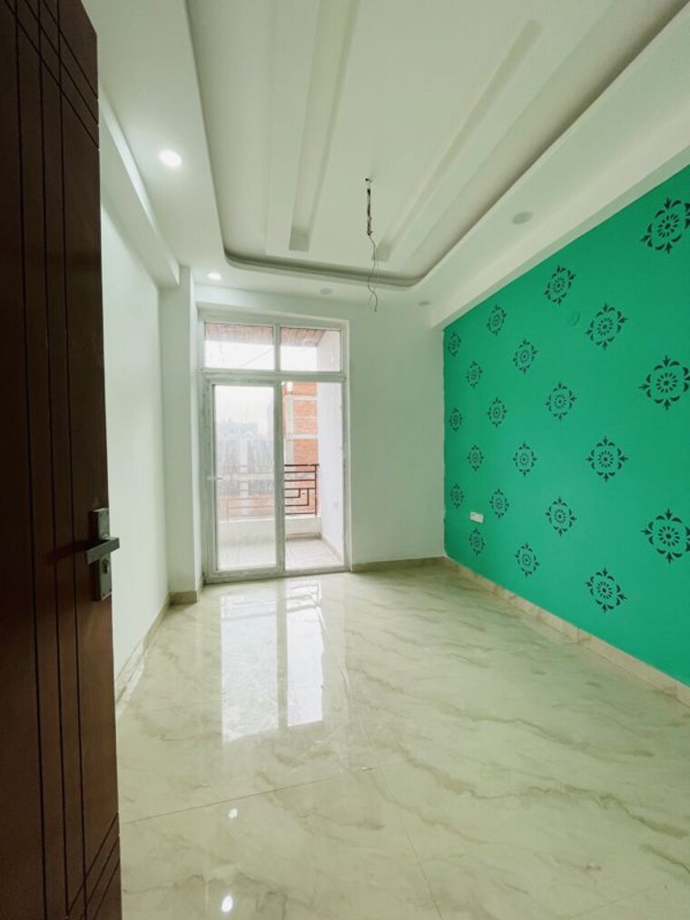 Room, sector 73 2 Bedroom 1000 Sq.Ft. Builder Floor In Sector 73 Noida 10557638