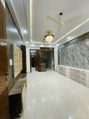 Room in 2 BHK Builder Floor at Sector 73 – for Sale