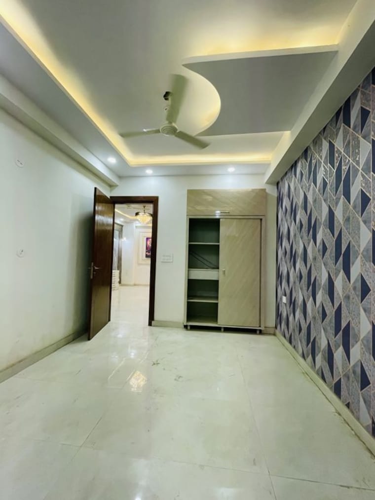 Room, sector 73 2 Bedroom 1000 Sq.Ft. Builder Floor In Sector 73 Noida 10557667