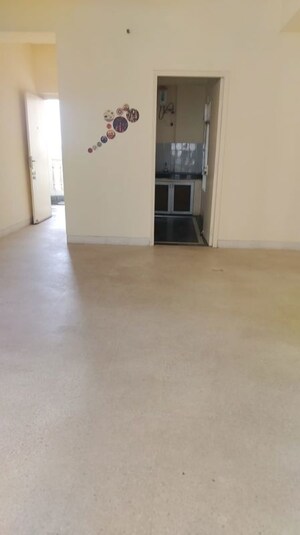 Room in 2 BHK Apartment at DLF Regency Park I, Dlf Phase iv – for Rent