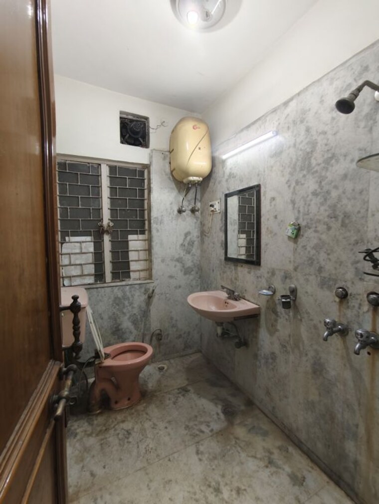 Bathroom, malviya nagar 2 Bedroom 100 Sq.Yd. Builder Floor In Malviya Nagar Delhi 10557711