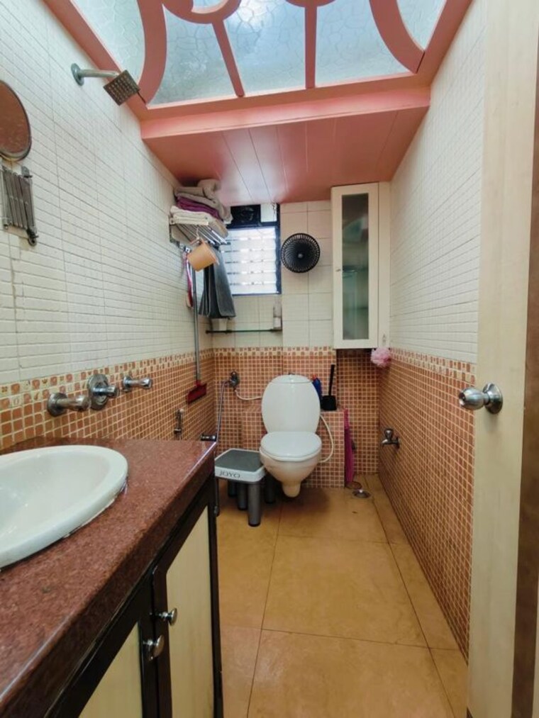 Bathroom, sindhi-society 3 Bedroom 1430 Sq.Ft. Apartment In Chembur Mumbai 10557857