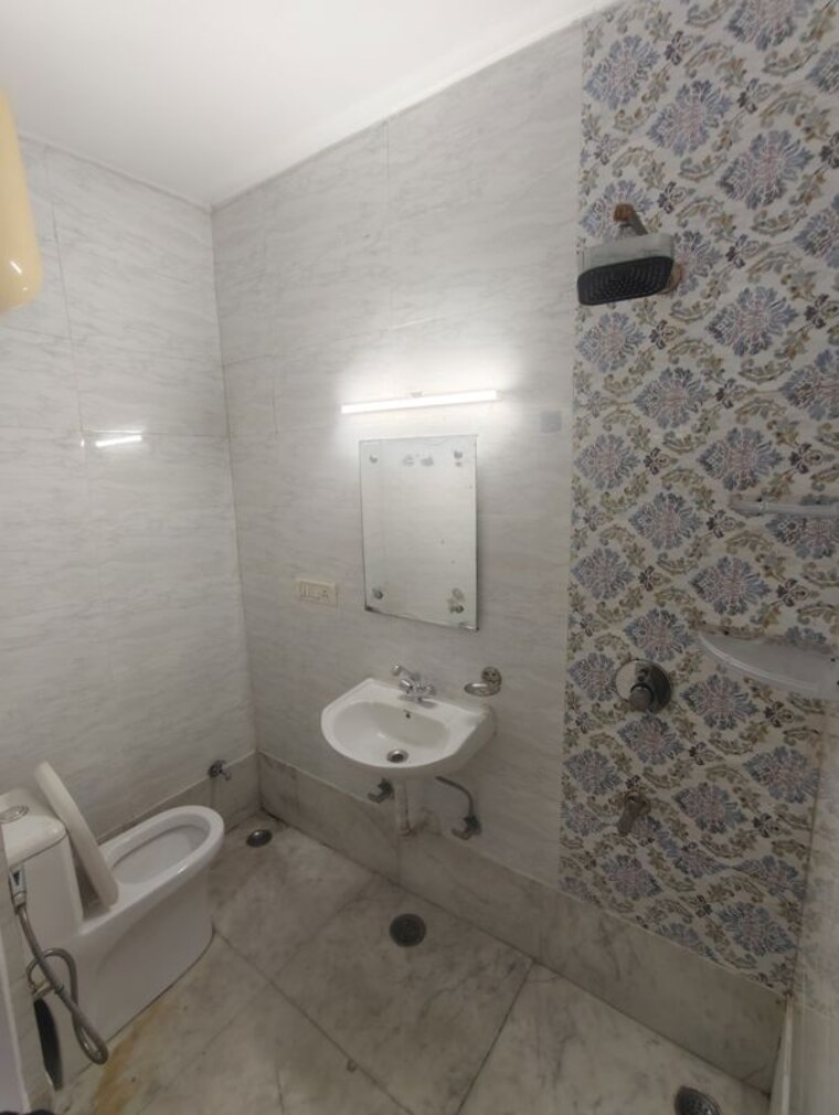 Bathroom, malviya nagar 2 Bedroom 100 Sq.Yd. Builder Floor In Malviya Nagar Delhi 10557896