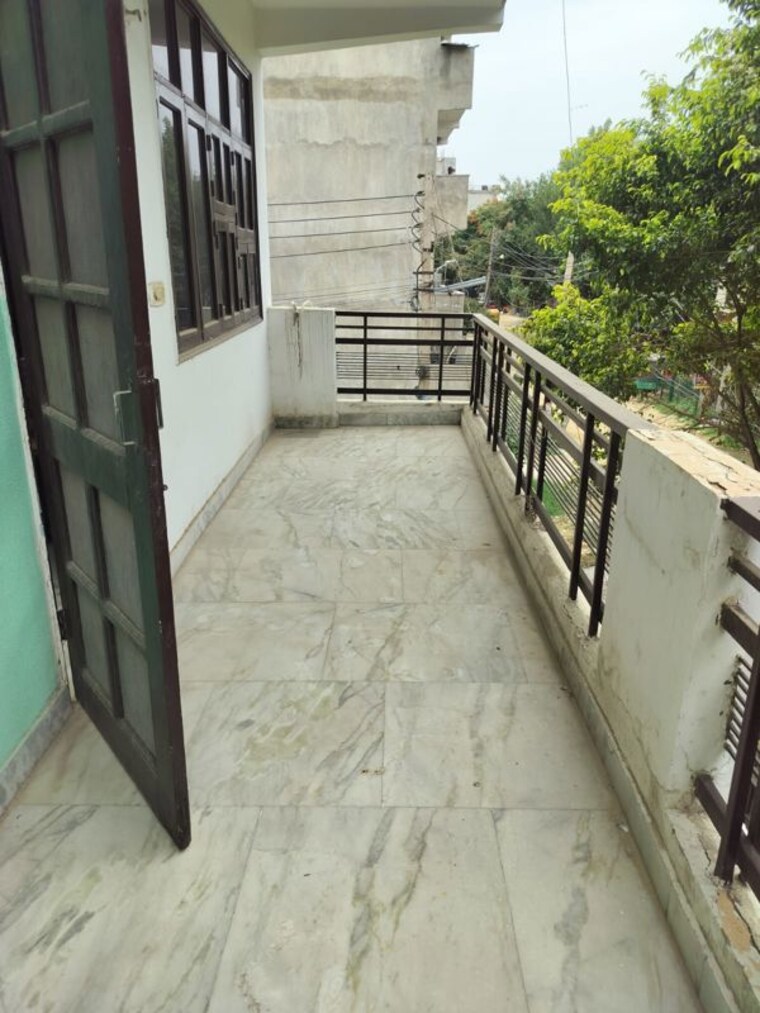 Balcony, auram-floor 2 Bedroom 1500 Sq.Ft. Builder Floor In South City 2 Gurgaon 10557942