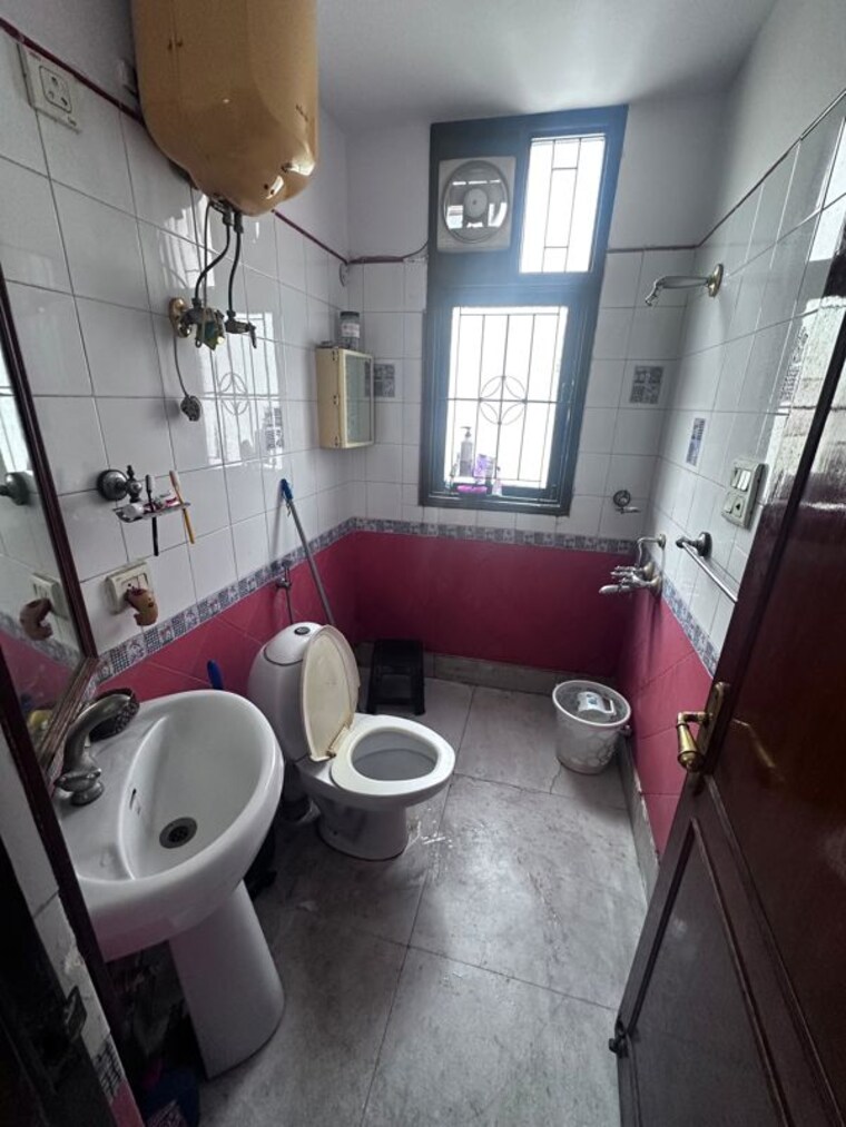 Bathroom, uppal-southend 3 Bedroom 311 Sq.Yd. Builder Floor In Sector 49 Gurgaon 10557937