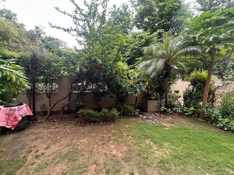 Garden, unitech-vista-villas 3.5 Bedroom 3200 Sq.Ft. Apartment In Sector 45 Gurgaon 10557993
