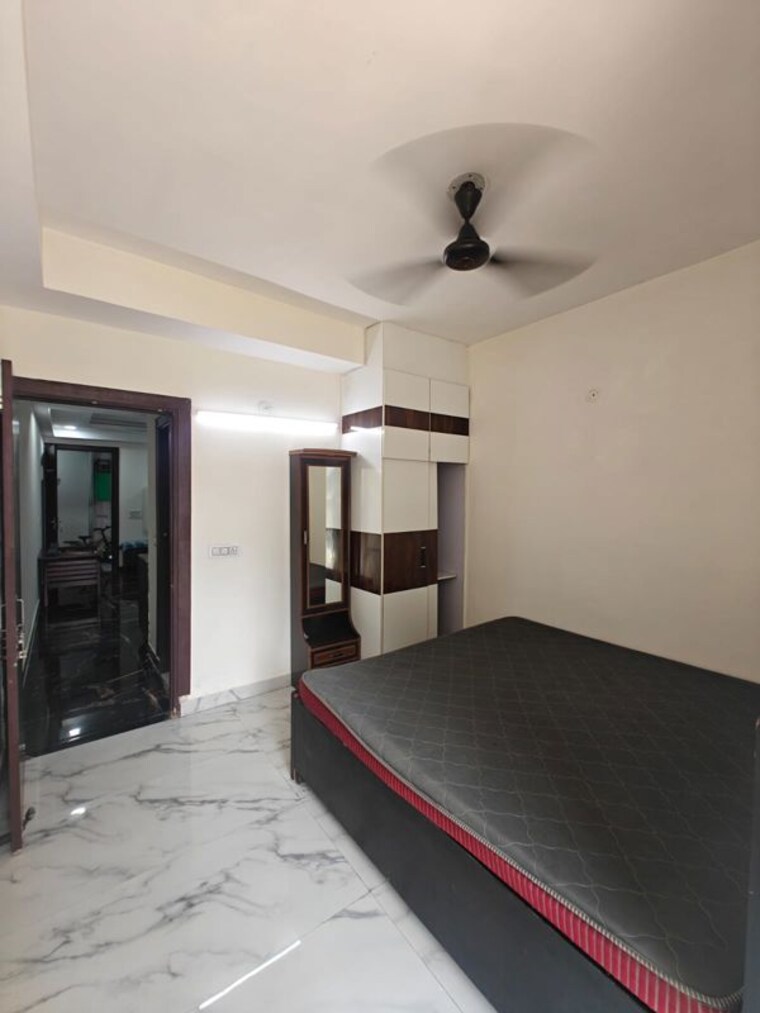 Room, sector 73 2 Bedroom 1000 Sq.Ft. Builder Floor In Sector 73 Noida 10557933